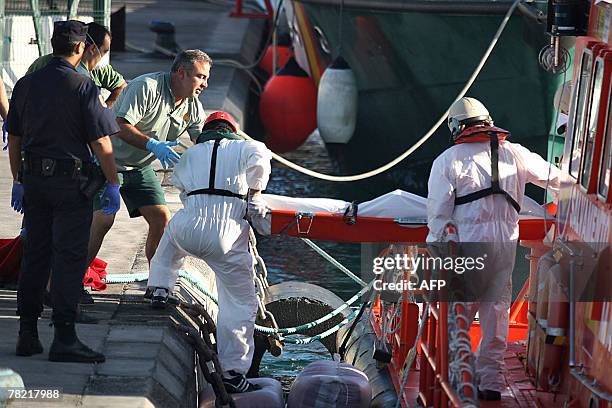 The body of one of the 59 would be immigrants, who arrived on the coast of Canary island, is carried out a boat by rescuers 03 December 2007, after...