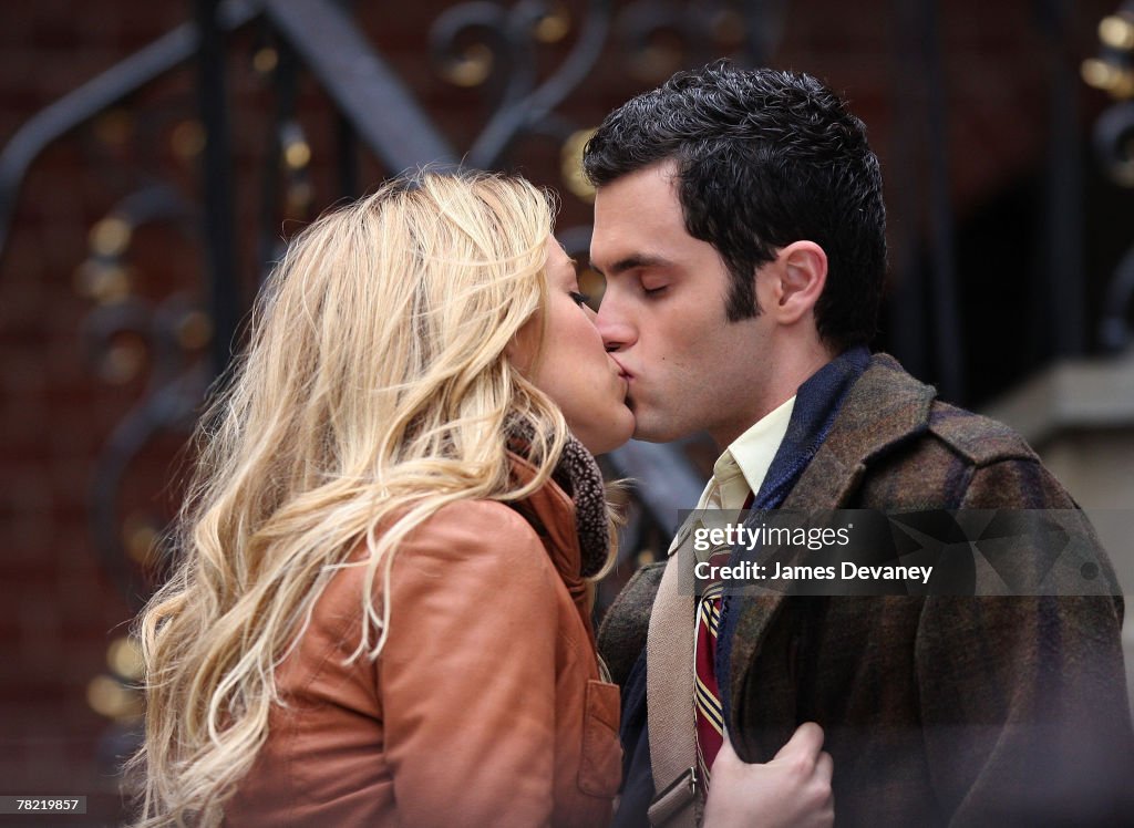 Blake Lively, Chace Crawford, Ed Westwick, Leighton Meester and Penn Badgley on Location for "Gossip Girl" - November 27, 2007