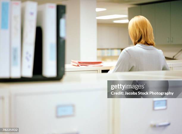 businesswoman by filing cabinets - frau aktenordner stock-fotos und bilder