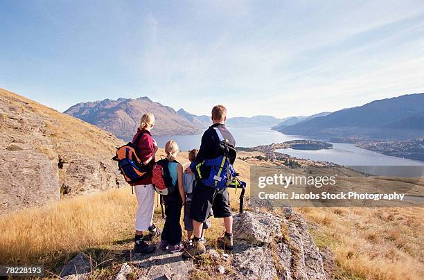 family hiking - ammirazione foto e immagini stock