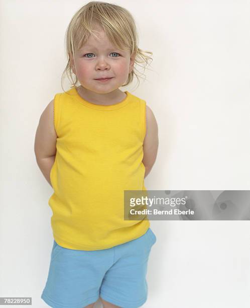 portrait of little girl - 2 jeunes timide fond blanc photos et images de collection
