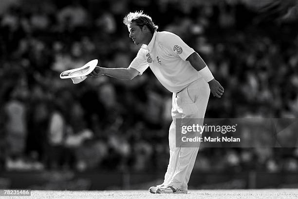 Shane Warne of Australia bows to the crowd at the end of day three of the fifth Ashes Test Match between Australia and England at the Sydney Cricket...