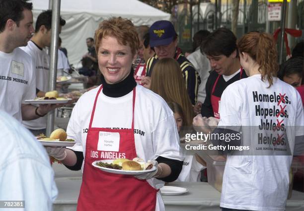 Actress Mariette Hartley helps serve free dinners to the homeless at the Los Angeles Mission during "The Great Thanksgiving Banquet" November 22,...