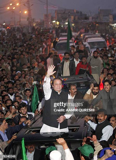 Former Pakistani prime minister Nawaz Sharif waves to his supporters during a visit to Balakot, northern Pakistan, 04 December 2007. Pakistani...