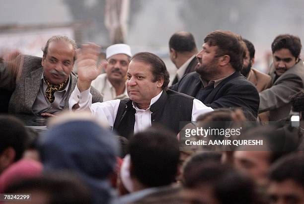 Former Pakistani prime minister Nawaz Sharif waves to supporters during a visit to Balakot, northern Pakistan, 04 December 2007. Pakistani opposition...