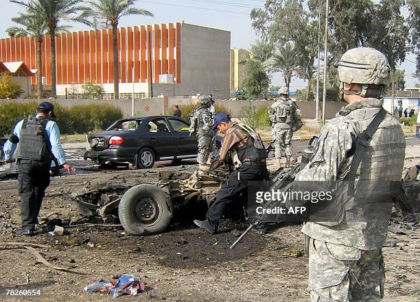 Soldiers and Iraqi police secure the area at the site of a car bomb in the restive city of Baquba, northeast of Baghdad, 05 December 2007. A car bomb...