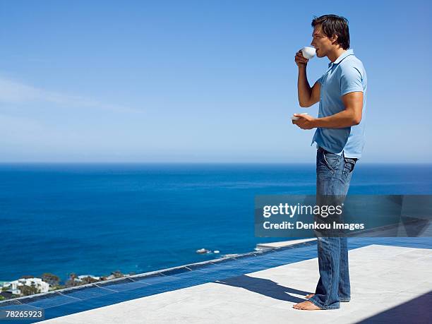 a man drinking coffee. - cheveux court homme photos et images de collection