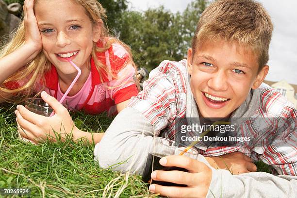a teenage couple in a park. - drinking straw photos et images de collection