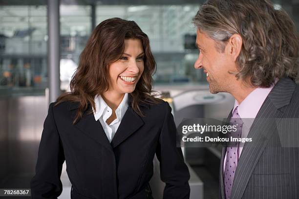 a businessman talking to the ground staff at the airport. - idrottsplatspersonal bildbanksfoton och bilder