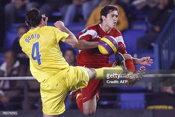 Villarreal's Uruguayan Diego Godin fights for the ball with Elfsborg's Stefan Ishizaki during a UEFA cup football match at the Madrigal stadium in...