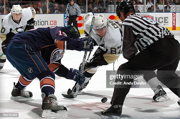 Marty Reasoner of the Edmonton Oilers faces off against Sidney Crosby of the Pittsburgh Penguins at Rexall Place on December 5, 2007 in Edmonton,...