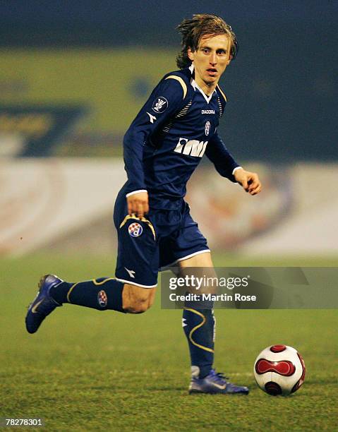 Luka Modric of Zagreb runs with the ball during the UEFA Cup Group D match between Dinamo Zagreb and Hamburger SV at the Maksimir stadium on December...