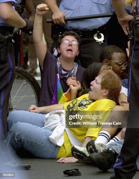 Police Leg Lock 648 Leg Lock Stock Photos, High-Res Pictures, and Images - Getty Images