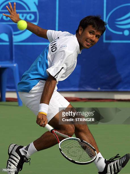 Thai tennis player Sonchat Ratiwatana hits a return during 24th Southeast Asian Games team event, in Korat, 07 December 2007, against Malaysian...