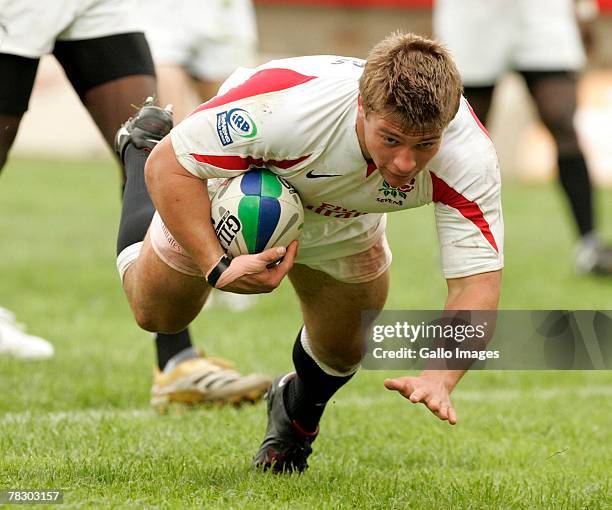 Tom Youngs scores a try during the IRB World Sevens Series between England and Kenya held on December 7, 2007 in George, South Africa.