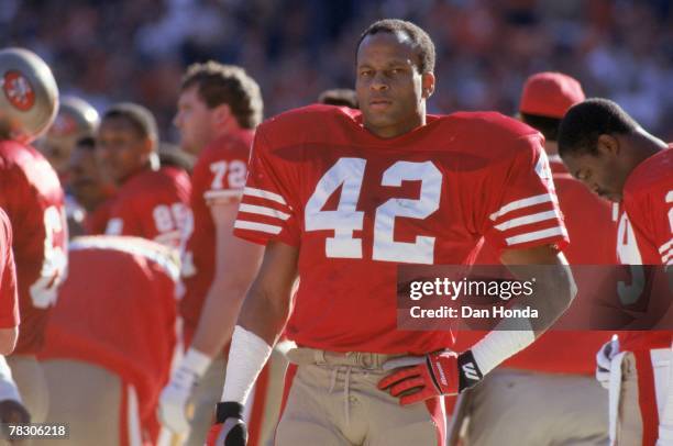 Safety Ronnie Lott of the San Francisco 49ers on the sideline against the New York Giants in the 1990 NFC Championship Game on January 20, 1991 at...