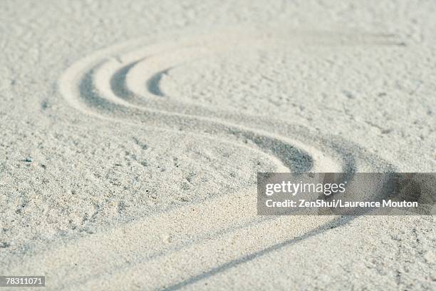 curve pattern traced into sand - s imagens e fotografias de stock