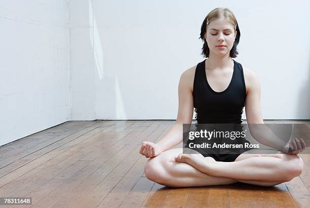 950 Posture Du Demi Lotus Stock Photos, High-Res Pictures, and Images