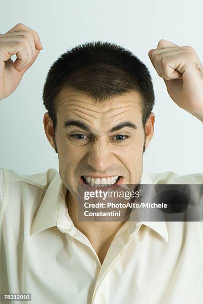 man throwing tantrum, portrait - cerrando os dentes - fotografias e filmes do acervo