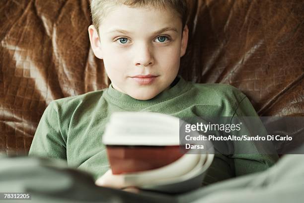 boy reading book - livre broché photos et images de collection