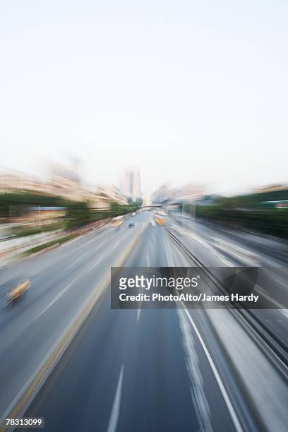 city thoroughfare, blurred motion - toma panorámica fotografías e imágenes de stock