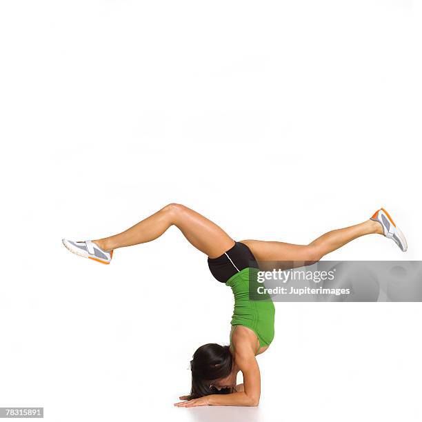 woman balancing on forearms - boyshorts stockfoto's en -beelden