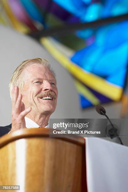 pastor preaching from pulpit - minister clergy photos et images de collection