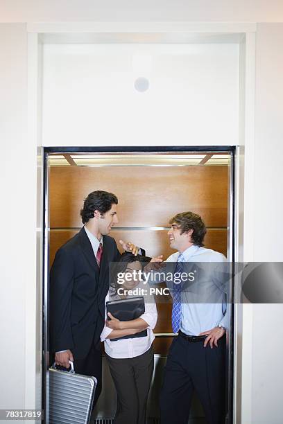 businesspeople in elevator - crowded elevator stockfoto's en -beelden