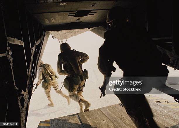 u.s. marines disembarking from military aircraft - industria della difesa foto e immagini stock