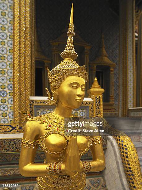 apsonsi figure, wat phra kaeo, bangkok, thailand - kinnara photos et images de collection