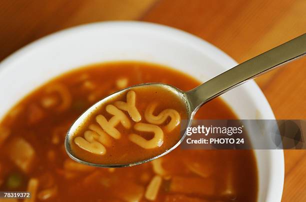 alphabet soup spelling why us - pâtes alphabet photos et images de collection