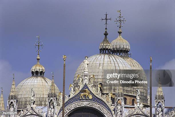 domes of st. mark's basilica, venice, italy - basilica di san marco stock-fotos und bilder