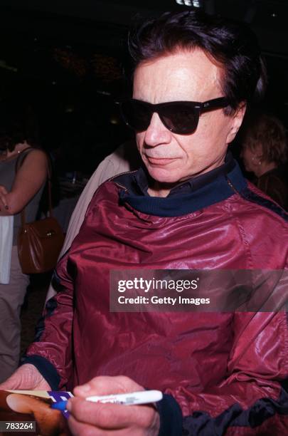 Actor Robert Blake signs autographs at the Hollywood Collectors and Celebrity Show held at the Beverly Garland Holiday Inn January 20, 2001 in North...