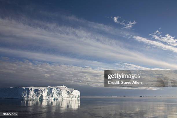 iceberg in drake passage between south america and antarctica - straat drake stockfoto's en -beelden