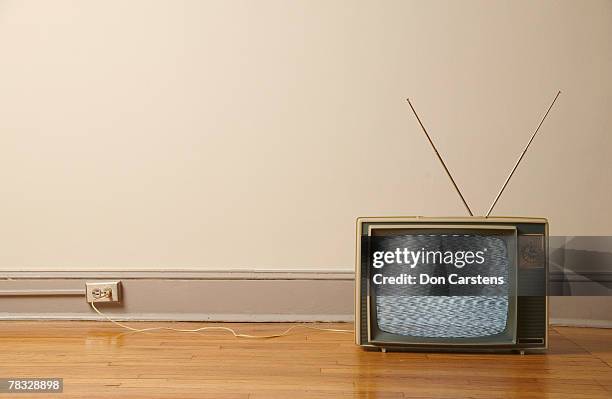 television on wooden floor - testbild stock-fotos und bilder