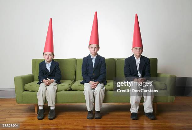 boys in dunce caps - dunce cap 個照片及圖片檔