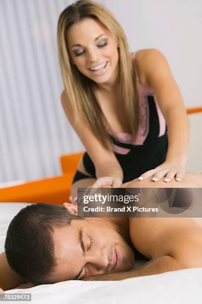 woman massaging a man - tantra massage 個照片及圖片檔