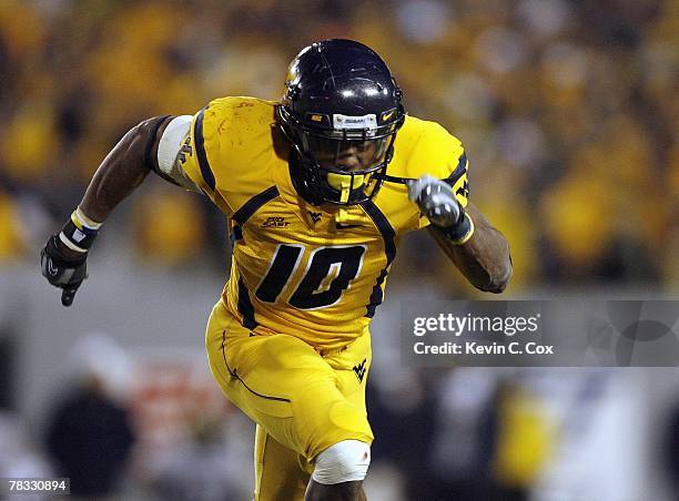 Steve Slaton of the West Virginia Mountaineers runs during the game against the Pittsburgh Panthers at Milan Puskar Stadium on December 1, 2007 in...