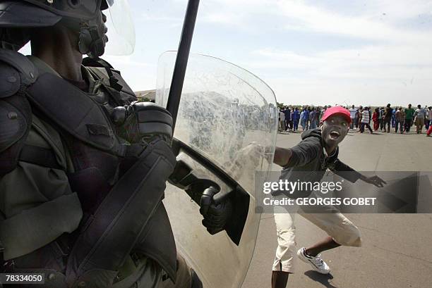 Alexandre GROSBOIS Senegalese ECOWAS gendarmes, on stand by for their deployment in Dafur, simulate an intervention during a demonstration in Thies,...