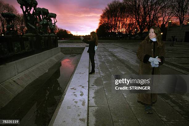 Kristin and Sarah Lee Gore, daugthers of Nobel Peace Prize laurate Al Gore, visits 08 December 2007 Vigeland Park in Oslo. Gore will, receive with...