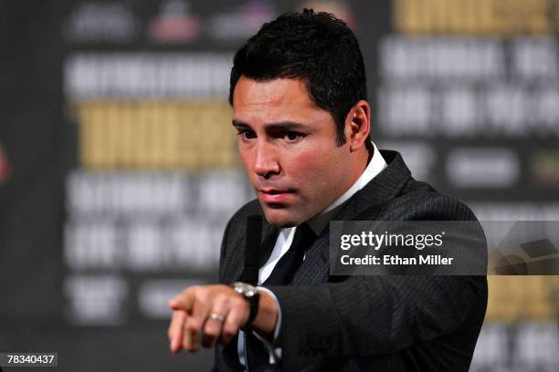 Boxer/promoter Oscar De La Hoya points during the post fight news conference after Ricky Hatton of England was knocked out by Floyd Mayweather Jr....