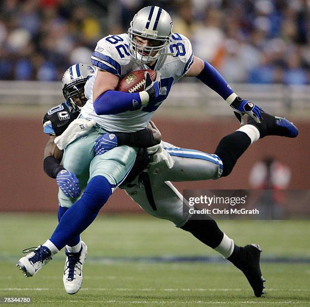 Jason Witten of the Dallas Cowboys is tackled by Ernie Sims of the Detroit Lions on December 9, 2007 at Ford Field in Detroit, Michigan.