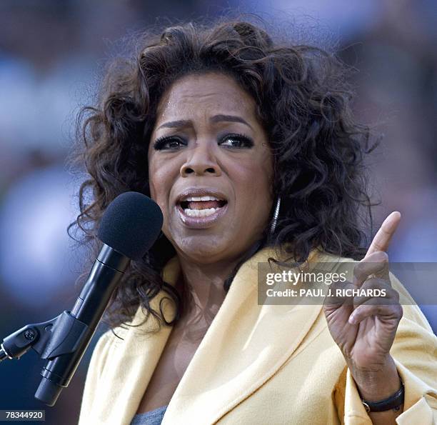 Television host Oprah Winfrey addresses a rally for Illinois Senator and Democratic presidential hopeful Barack Obama 09 December 2007 inside the...