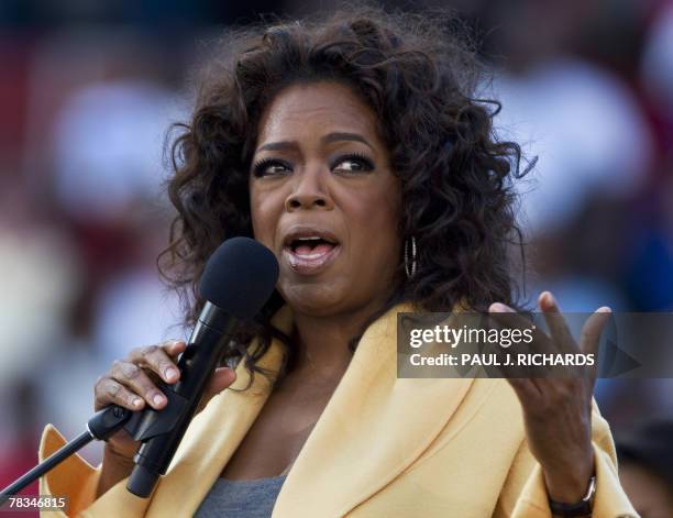 Television host Oprah Winfrey delivers remarks on behalf of Illinois Senator and Democratic presidential hopeful Barack Obama 09 December 2007 inside...