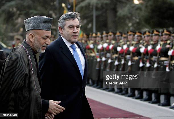 British Prime Minister Gordon Brown and Afghan President Hamid Karzai inspect the honor guard at the presidential palace in Kabul, 10 December 2007....