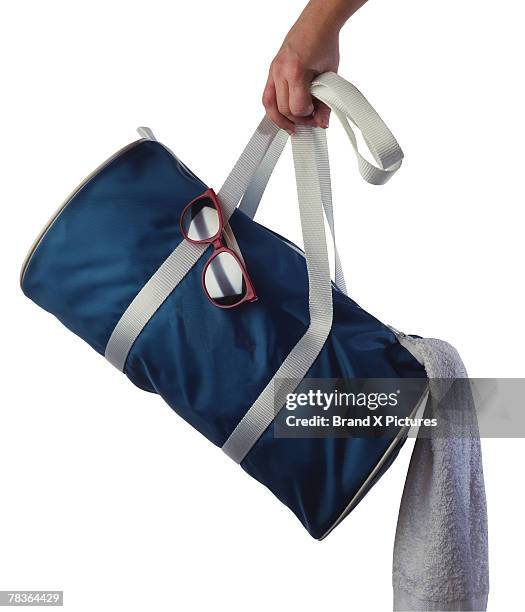 hand with a gym bag - carrying sports bag foto e immagini stock