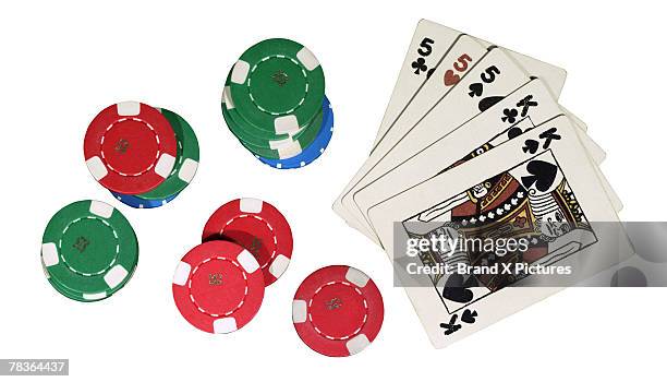 poker chips and cards - volles haus stock-fotos und bilder