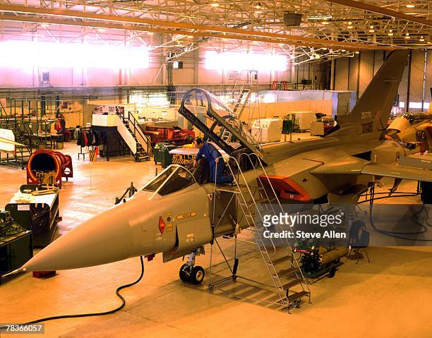 fighter jet assembly - aerospace engineering stock-fotos und bilder