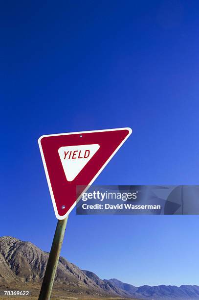 Yield Button Yield Sign Shape - Fotografias e Filmes do Acervo - Getty Images