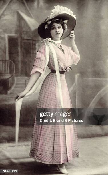 woman in hat and dress - victorian gown fotografías e imágenes de stock